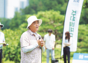 정원주 헤럴드미디어그룹 회장이 1일 오후 경기도 화성시 리베라CC에서 열린 헤럴드 자선골프대회에서 인사말을 하고 있다.