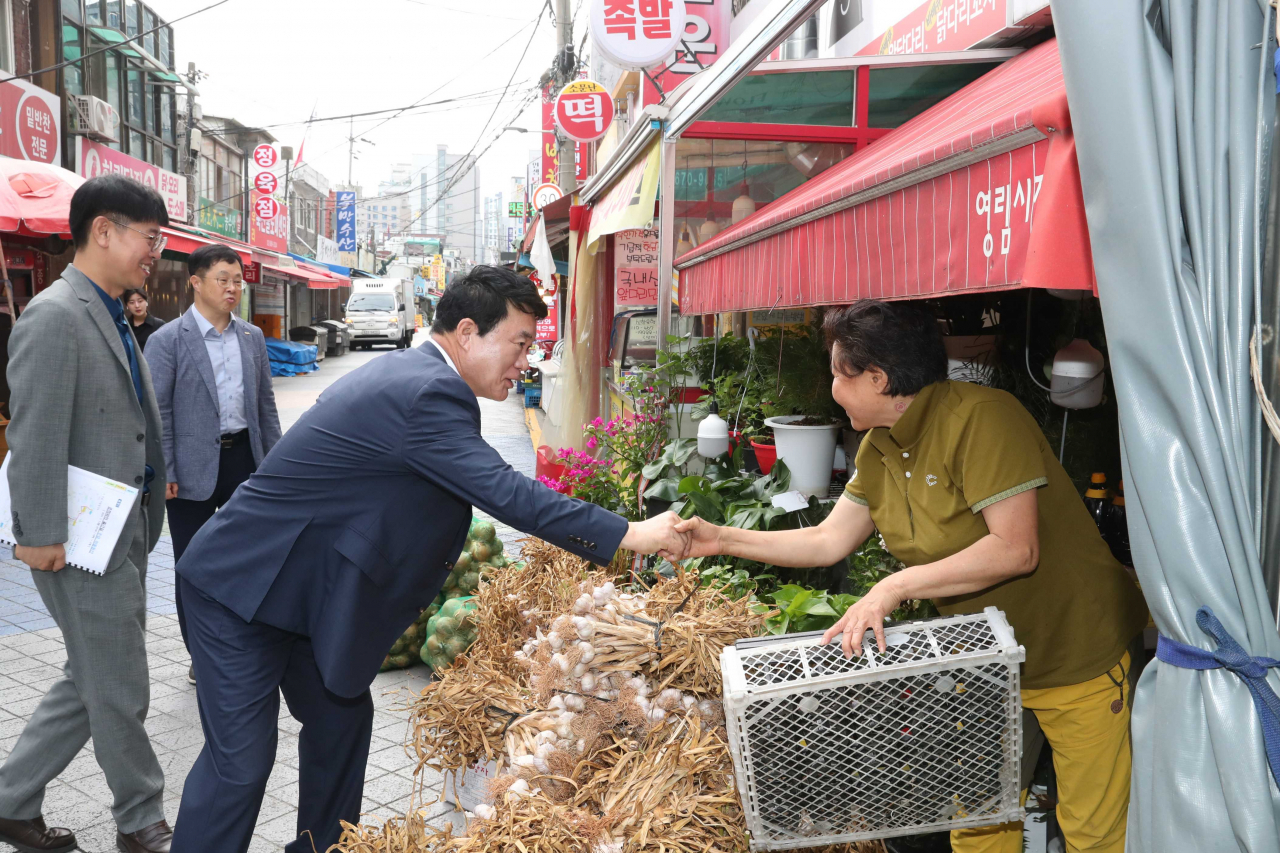 취임 2주년을 맞은 박준희 관악구청장이 지난 1일 현대시장을 찾아 상인들에게 인사하고 있다. [관악구 제공]