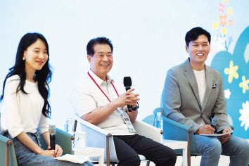 지난 1일 포스코 포항 본사에서 열린 ‘CEO 타운홀미팅’에 참여한 장인화(사진 가운데) 포스코그룹 회장이 김일중(오른쪽) 아나운서와 포스코그룹 임직원 등 행사 참석자들과 대화를 나누고 있다. [포스코 제공]