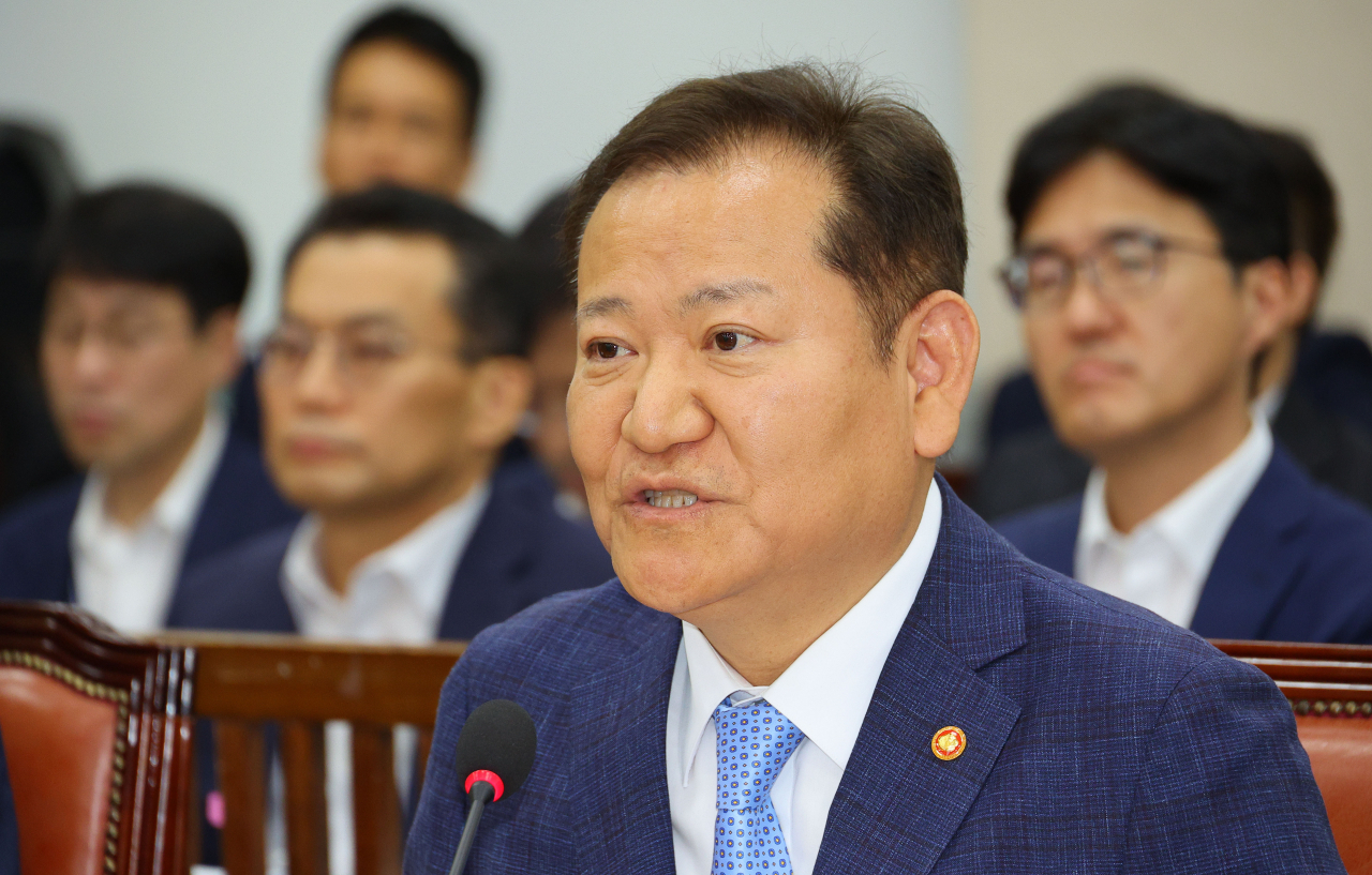 이상민 행정안전부 장관이 2일 오전 국회에서 열린 행정안전위원회 전체회의에서 의원 질의에 답하고 있다. [연합]