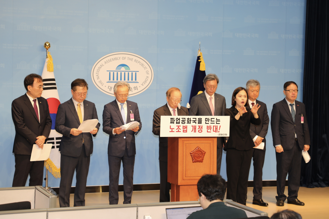 경제6단체는 2일 국회 소통관에서 ‘노동조합법 개정 반대 경제6단체 공동성명’을 발표했다. 이종욱(왼쪽부터) 국민의힘 의원, 박일준 대한상공회의소 상근부회장, 최진식 한국중견기업연합회 회장, 손경식 한국경영자총협회 회장, 김창범 한국경제인협회 상근부회장, 이인호 한국무역협회 상근부회장, 정윤모 중소기업중앙회 상근부회장. [한국경영자총협회 제공]