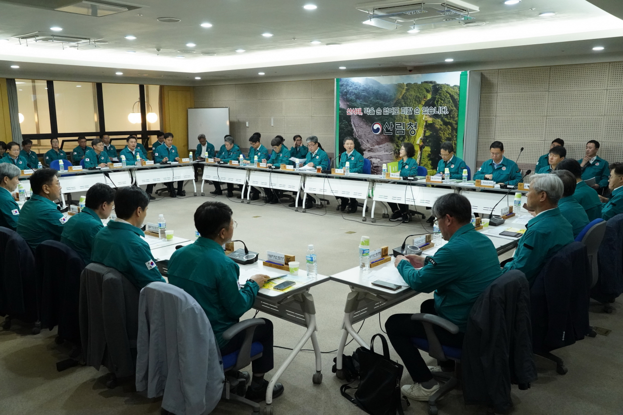 산림청은 2일 대전청사에서 전국에 호우특보·예비특보가 발표됨에 따라 장마 대비 산사태 예방 대책회의를 개최했다.
