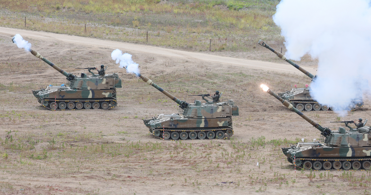 육군은 2일 9·19 군사합의로 실사격 훈련이 중단됐던 군사분계선(MDL) 5㎞ 이내 위치한 사격장에서 6년 만에 포병 사격훈련을 재개했다. 정부의 9·19 군사합의 전부 효력 정지로 훈련이 정상화된 이후 첫 지상 사격훈련이다. K9자주포 실기동훈련 모습. 자료사진. [연합]