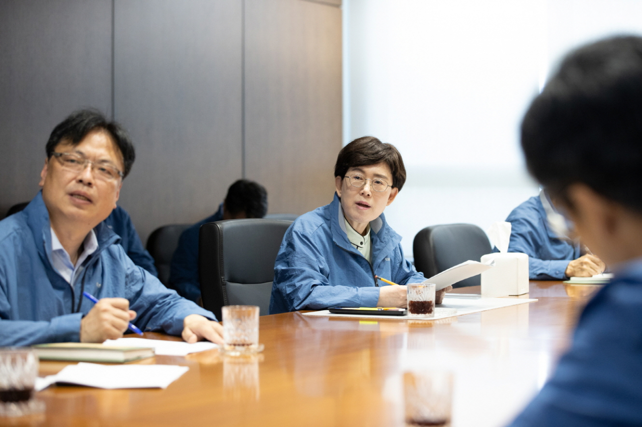 최연혜(왼쪽 두번째) 한국가스공사 사장이 1일 대구 동구 본사에서 열린 하반기 첫 간부회의를 주재하고 있다.[한국가스공사 제공]