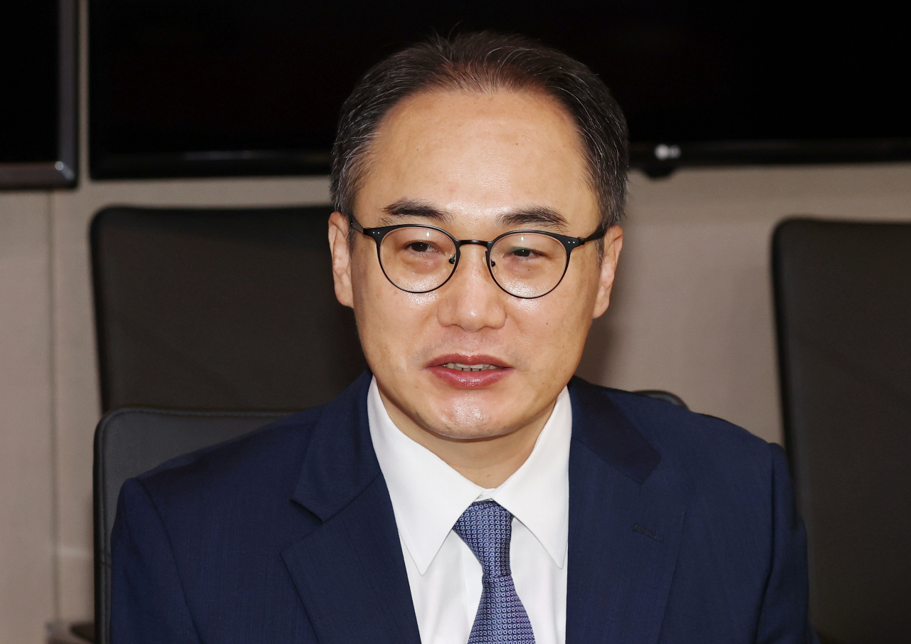 이원석 검찰총장이 지난달 19일 서울 중구 서울지방고용노동청 내 회의실에서 열린 노동부와 검찰청의 간담회에 참석, 이정식 고용노동부 장관과 대화를 나누고 있다. [연합]