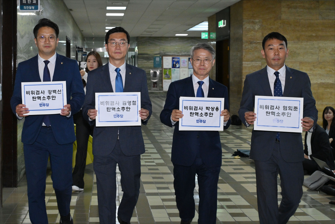 더불어민주당 전용기(왼쪽부터), 장경태, 민형배, 김용민 의원이 2일 오후 서울 여의도 국회 의안과에서 '비위 의혹' 검사 4명에 대한 탄핵소추안을 제출하고 있다. [연합]