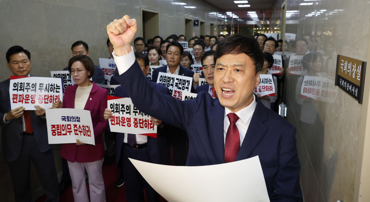 국민의힘 의원들이 2일 오후 국회의장실 앞에서 채상병특검법 상정에 대한 항의 피케팅을 하고 있다. [연합]