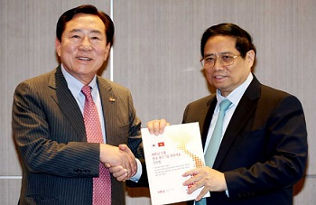 김기문 중소기업중앙회장(왼쪽)이 지난 1일 서울 롯데호텔에서 팜민찐 베트남 총리를 만나 양국 중소기업 현안과 경제협력 방안을 논의했다. [중앙회 제공]