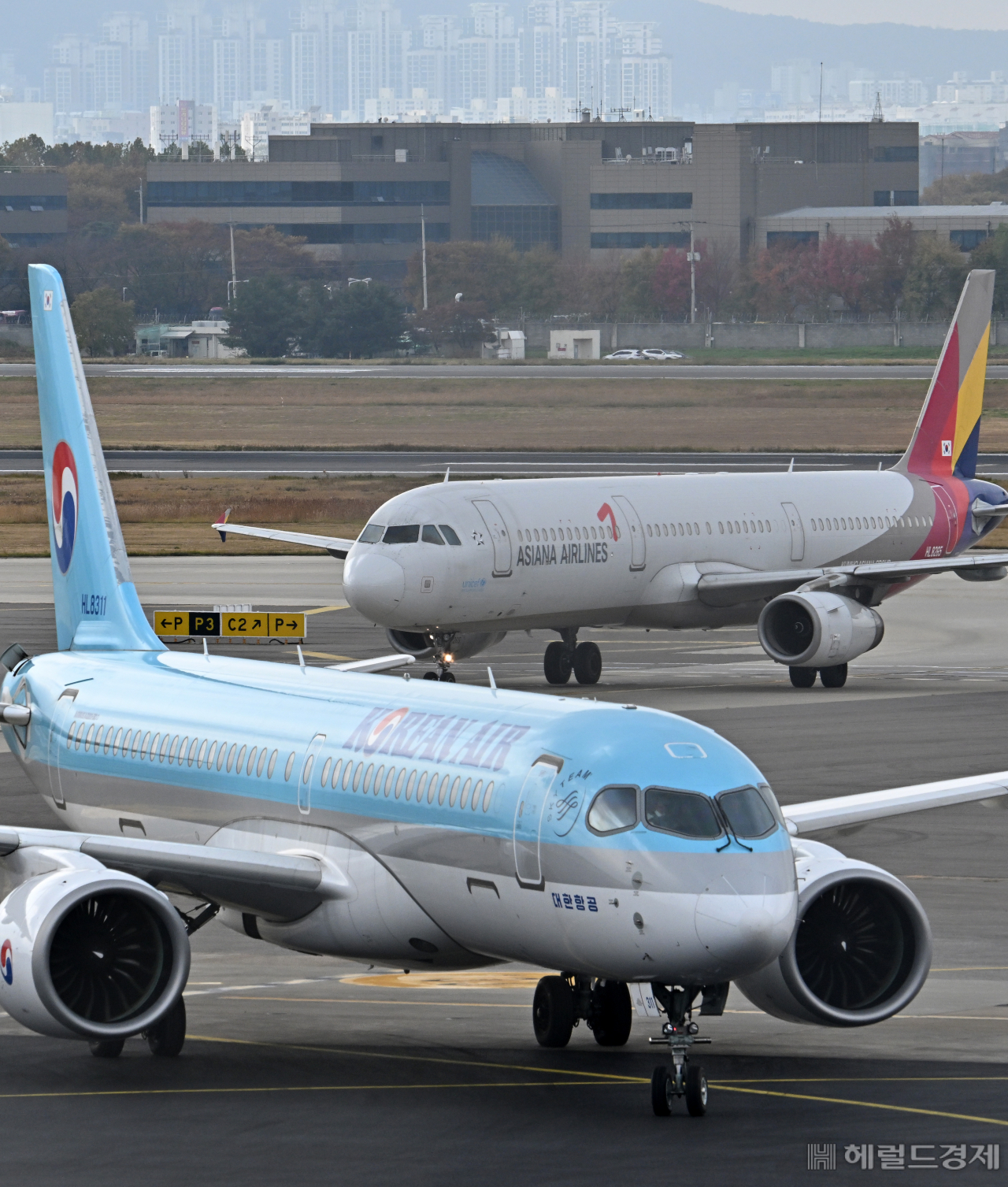 서울 김포공항 활주로에서 아시아나항공과 대한항공의 여객기가 이동하고 있다. [임세준 기자]