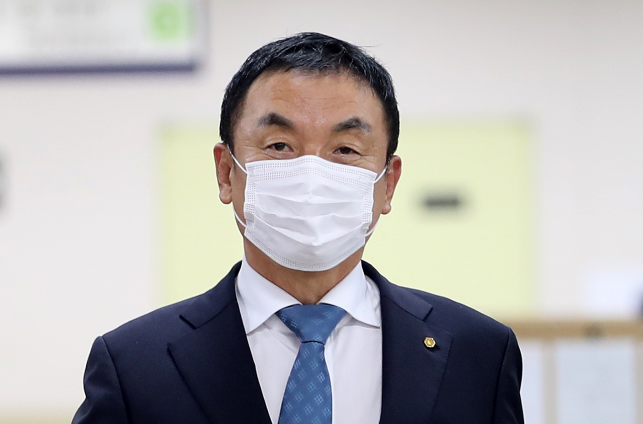 도이치모터스 권오수 전 회장이 2일 서울중앙지법에서 열린 '주가 조작' 의혹 재판에 출석하고 있다. 연합뉴스