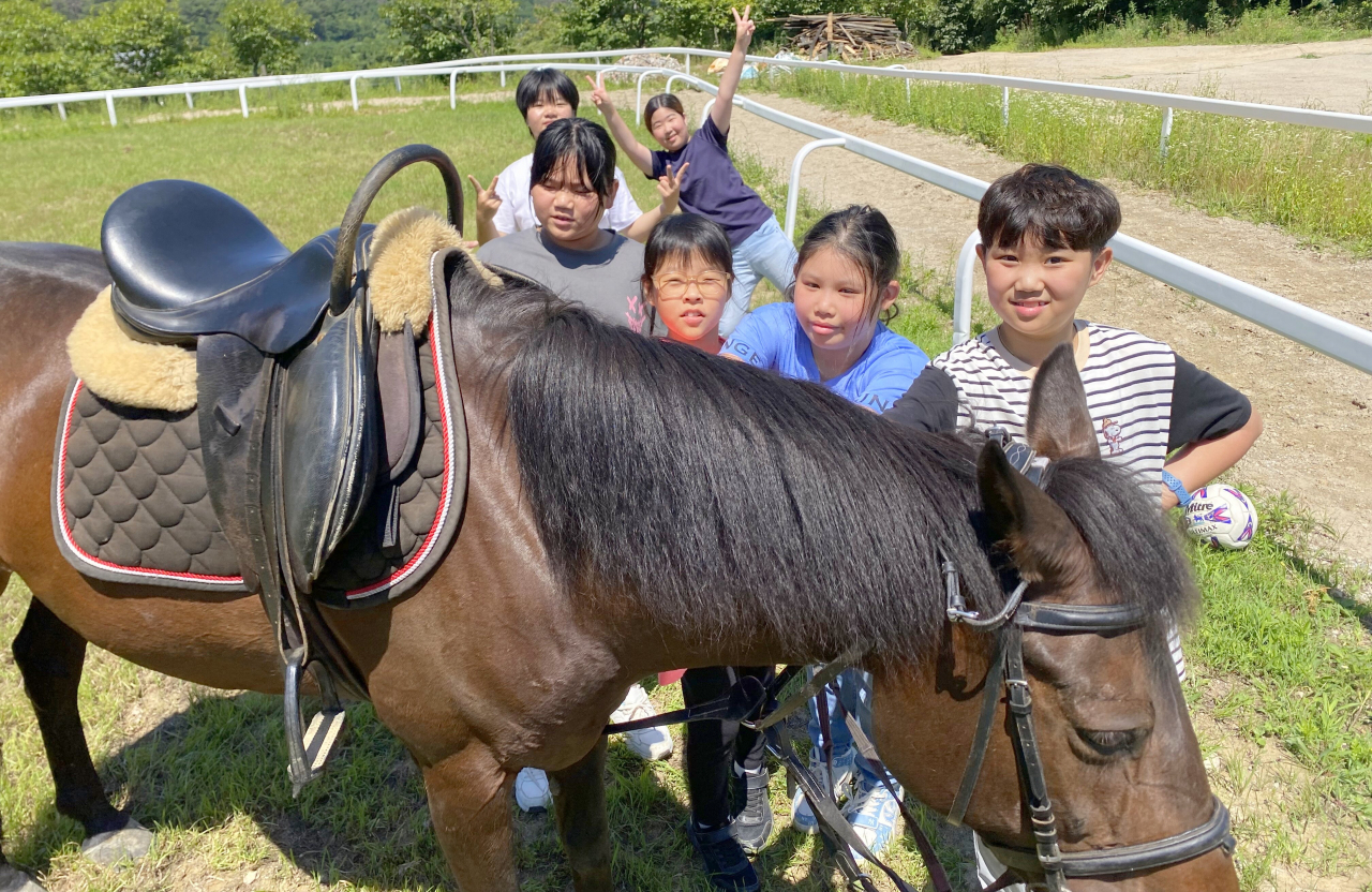 울진 온정초등학교 학생들의 승마 수업