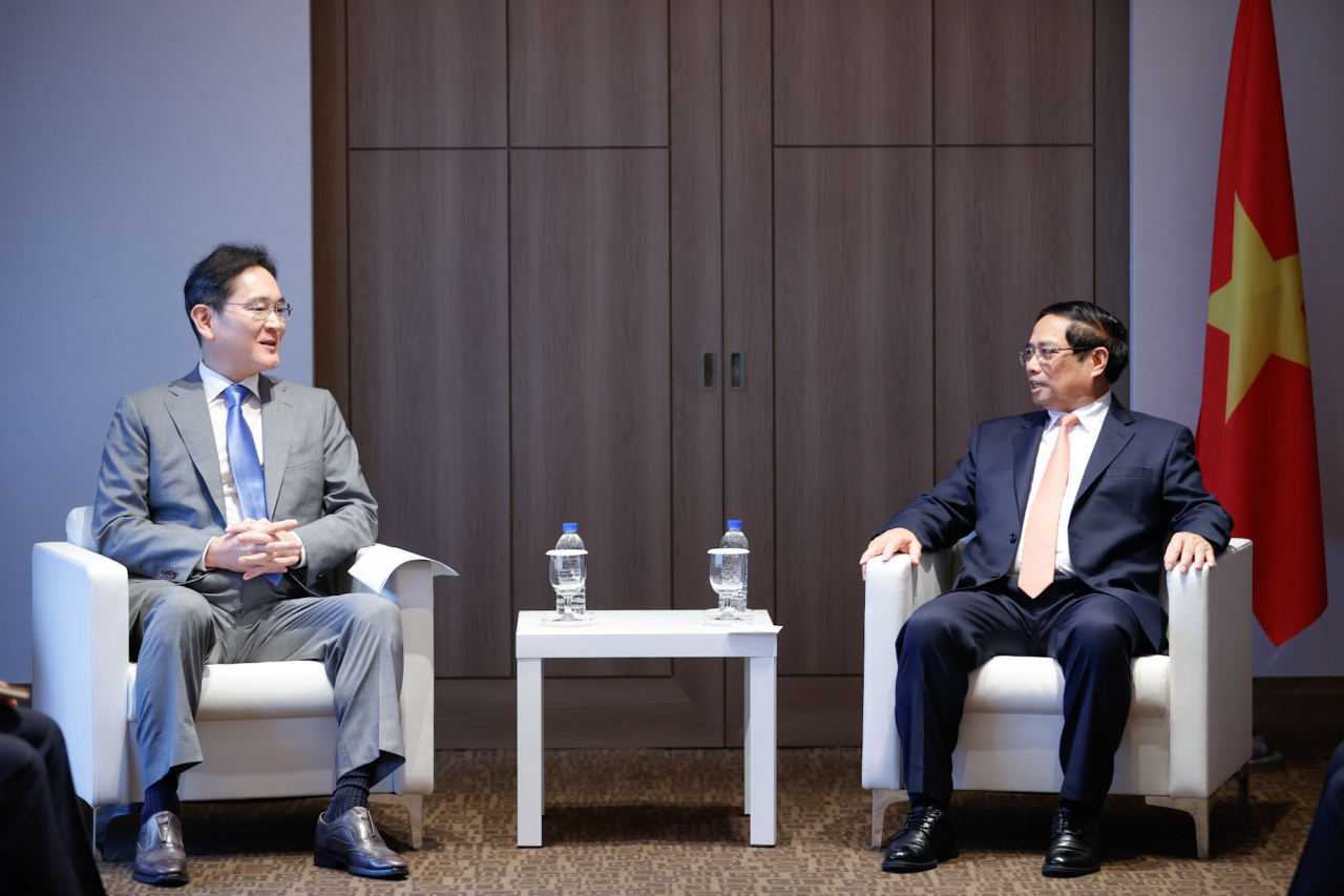 이재용 삼성전자 회장이 2일 서울 모처에서 팜민찐 베트남 총리를 만나 면담을 갖고 있다. [Chinh Phu 홈페이지]