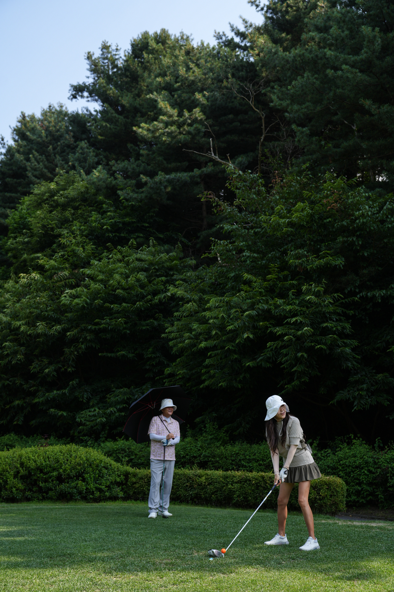 Singer Jo Gab-kyung participates in the Herald Media Group charity golf tournament held at Riviera Country Club in Hwaseong, Gyeonggi Province, Monday. (Park Hae-mook/The Korea Herald)