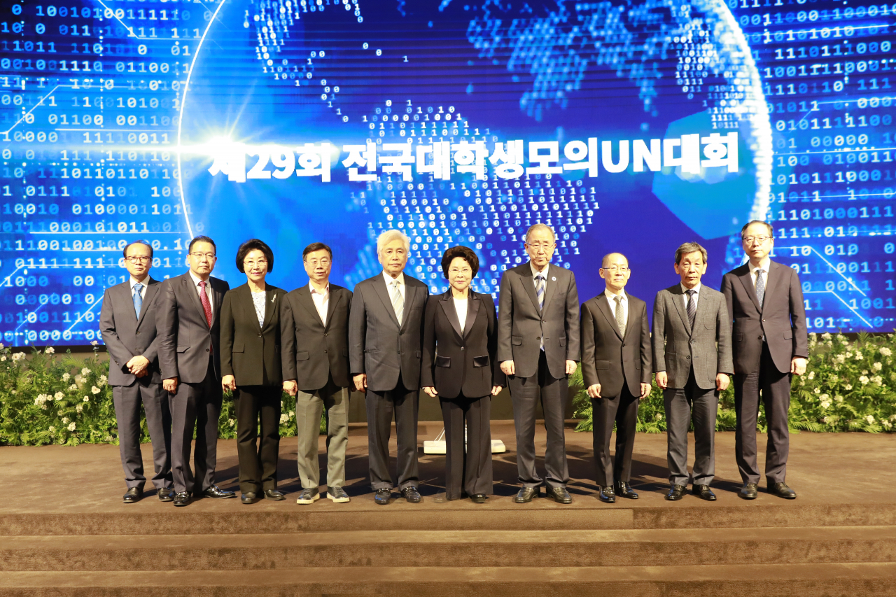 2일 가천대 컨벤션센터에서 열린 전국대학생 모의유엔회의 참석자들이 개회식에서 기념사진을 촬영하고 있다. (사진 우측 네 번째부터 반기문 전 유엔사무총장, 이길여 가천대총장, 곽영훈 유엔한국협회장, 신상진 성남시장)