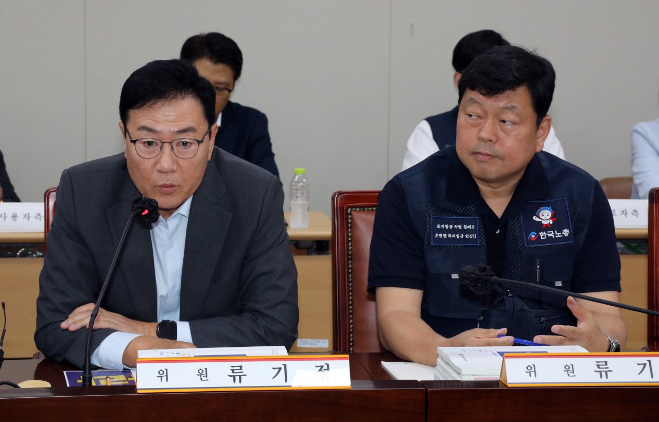 최저임금위원회 사용자위원 운영위원인 류기정 경총 전무(왼쪽)가 2일 오후 정부세종청사 최저임금위원회에서 열린 제7차 전원회의에서 발언하고 있다. [연합]
