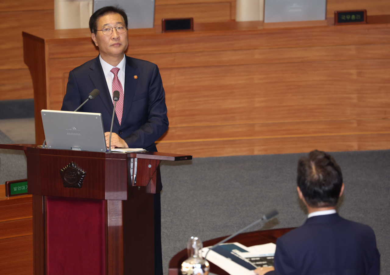 2일 국회에서 열린 본회의 대정부질문. 박성재(왼쪽) 법무부 장관이 의원 질의에 답하고 있다. [연합]