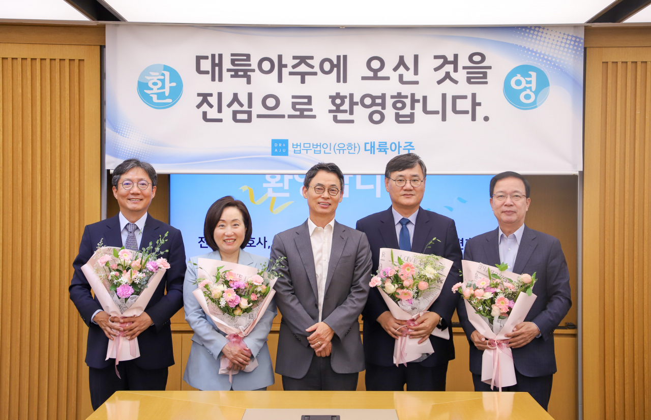 오인서(왼쪽부터) 변호사, 전주혜 변호사, 이규철 대표변호사, 박병삼 변호사, 고석 변호사. [법무법인 대륙아주 제공]
