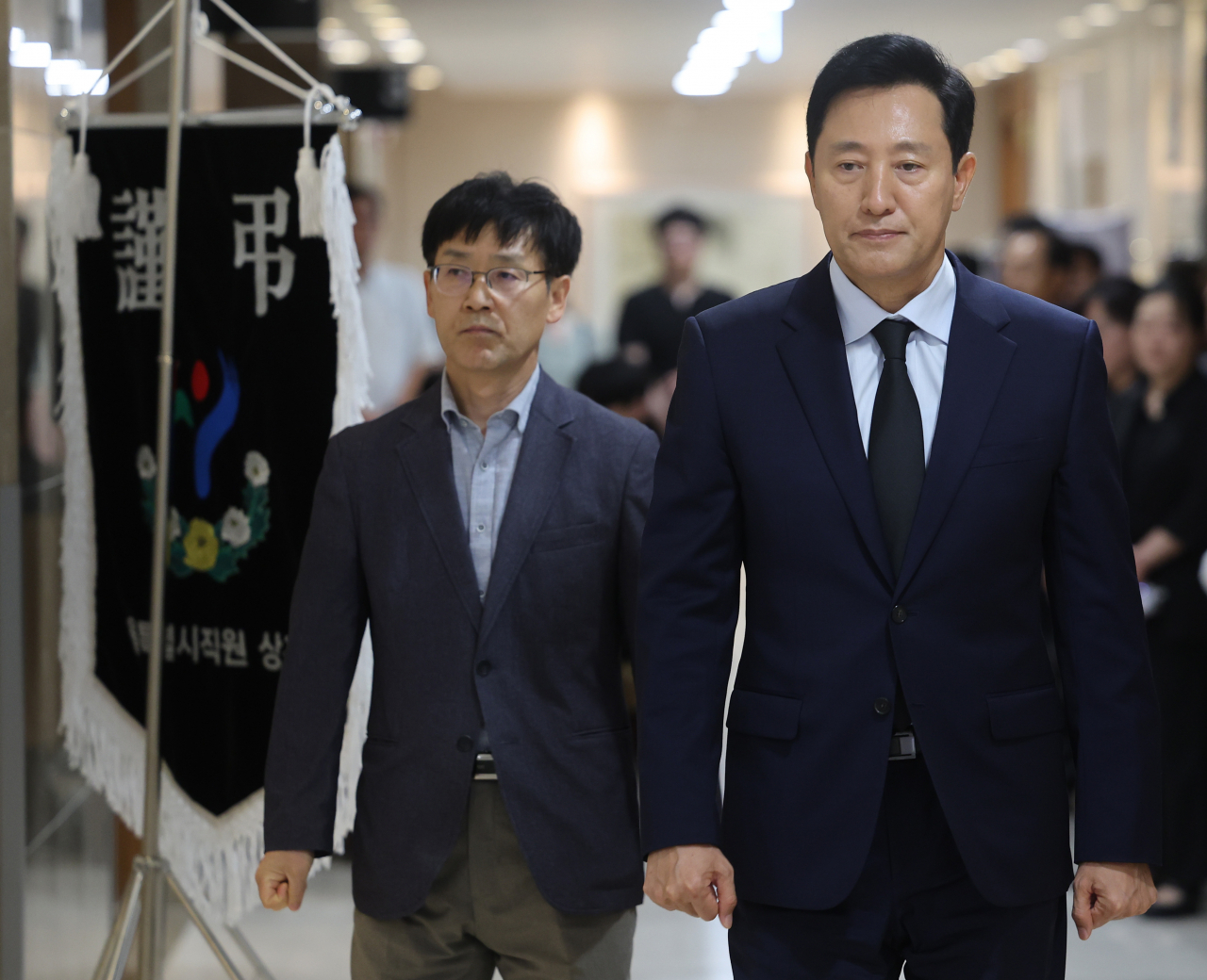2일 오후 오세훈 서울시장이 시청역 인근 역주행 사고로 희생된 직원의 빈소가 마련된 서울의한 병원 장례식장을 찾아 조문한 뒤 빈소를 나서고 있다. [연합]