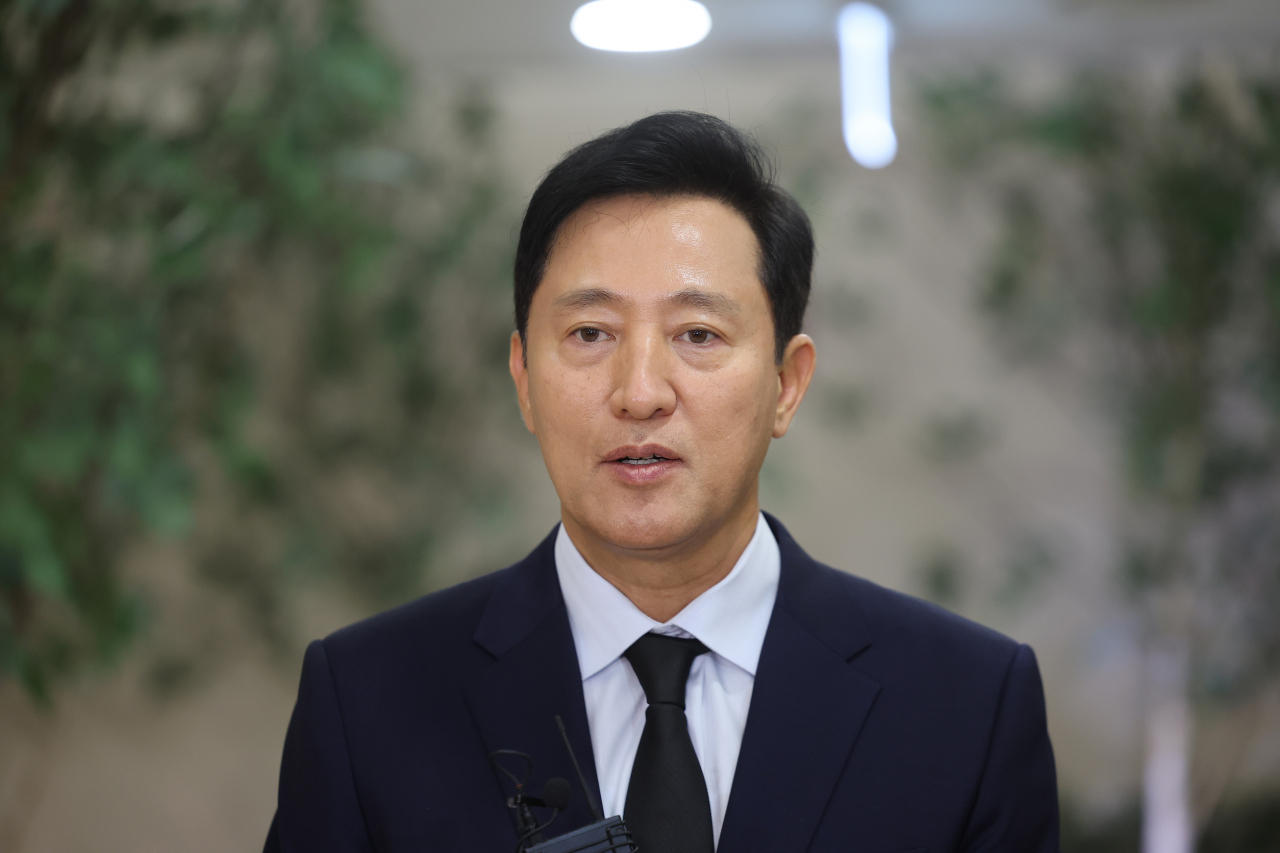 오세훈 서울시장이 시청역 인근 역주행 사고로 희생된 서울시청 직원의 빈소를 찾아 조문한 2일 오후 서울의한병원 장례식장에서 취재진 질문에 답하고 있다. [연합]