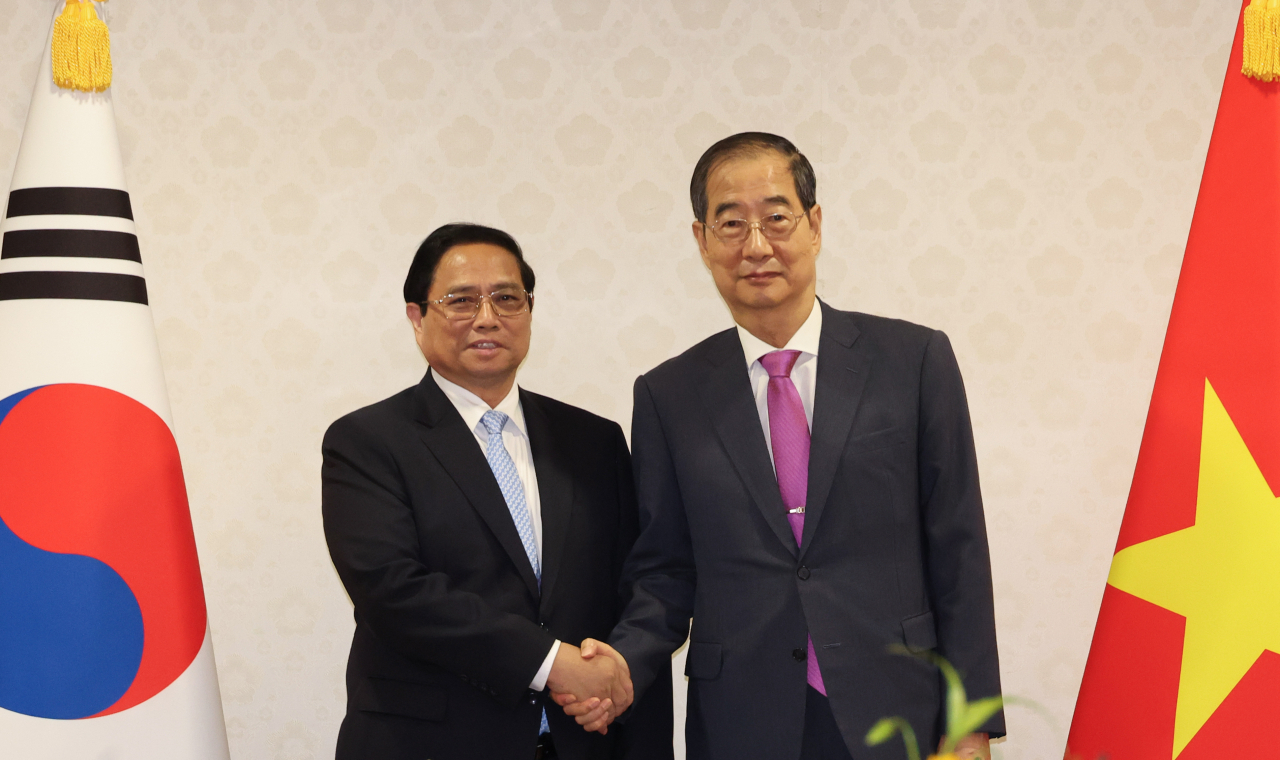 Vietnamese Prime Minister Pham Minh Chinh shakes hands with South Korean Prime Minister Han Duck-soo at the Government Complex Seoul in Jongno-gu, central Seoul on Tuesday. (Yonhap)