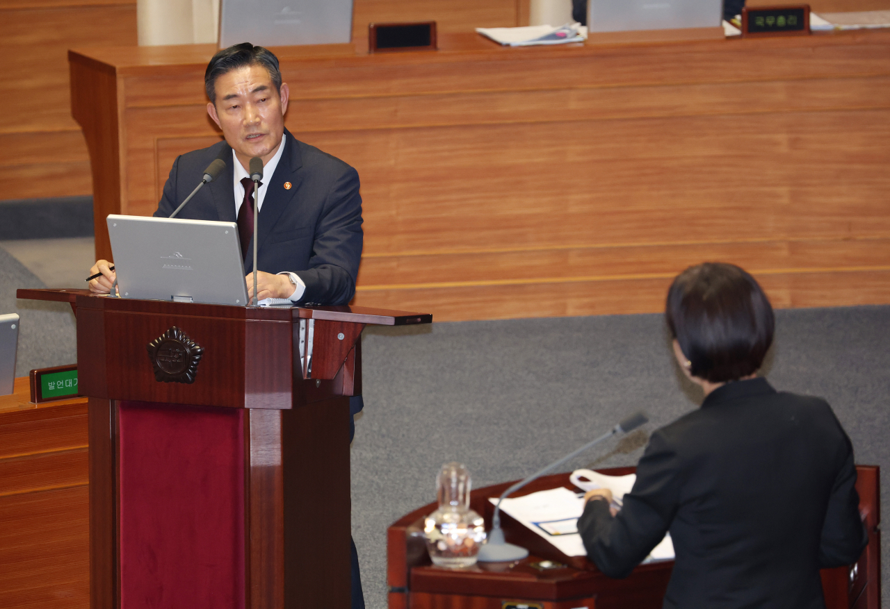 2일 국회에서 열린 본회의 대정부질문. 신원식 국방장관이 의원 질의에 답하고 있다. 연합뉴스