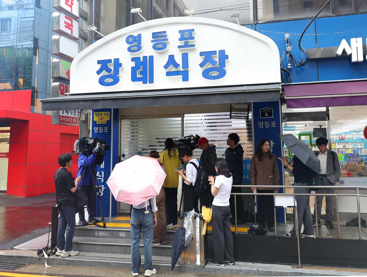 2일 오후 전날 발생한 서울 시청역 인근 교통사고 희생자들이 안치된 서울 영등포구 영등포병원 장례식장 앞에서 취재진이 대기하고 있다. [연합]