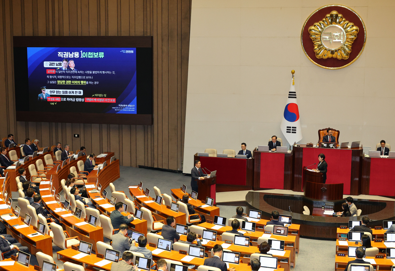 더불어민주당 전현희 의원이 2일 국회에서 열린 본회의 대정부질문에서 신원식 국방부 장관에게 질의하고 있다. 연합뉴스