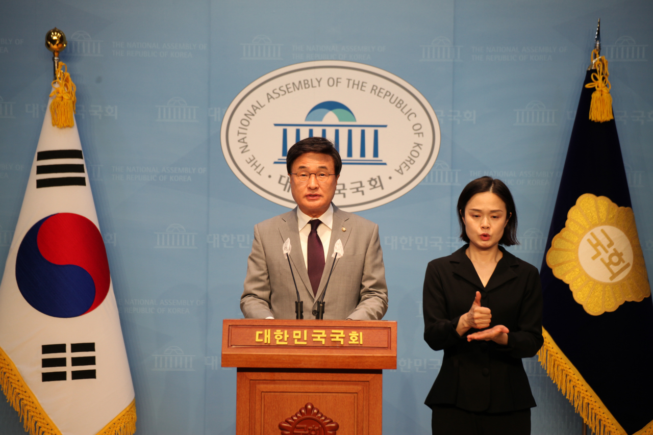 국민의힘 김대식 의원이 2일 국회 소통관에서 기자회견을 열고 1호 법안으로 ‘교육개혁 3법’을 발의하고 있다. [사진=김대식 의원실]