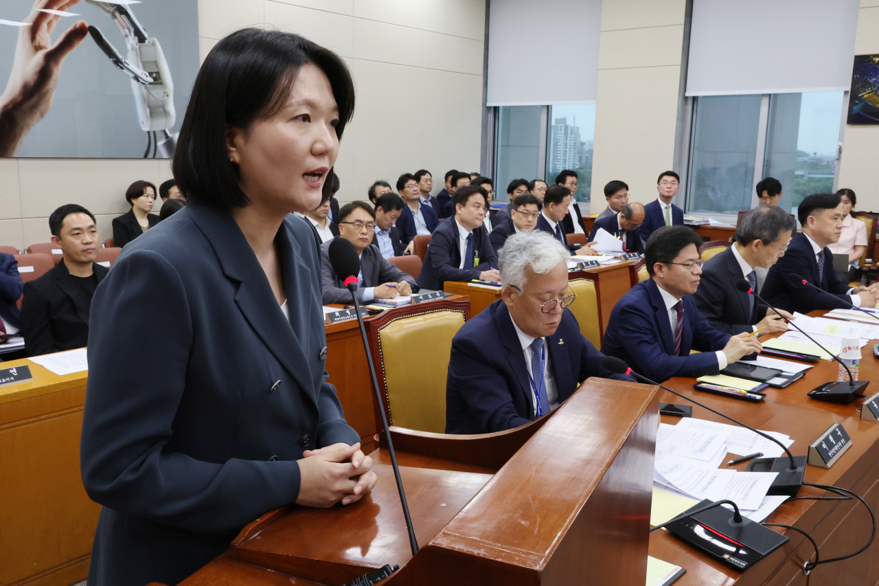 최수연 네이버 대표이사가 2일 오후 서울 여의도 국회 과학기술정보방송통신위원회 전체회의에 참석해 라인사태와 관련한 현안 질의에 답하고 있다. [연합]