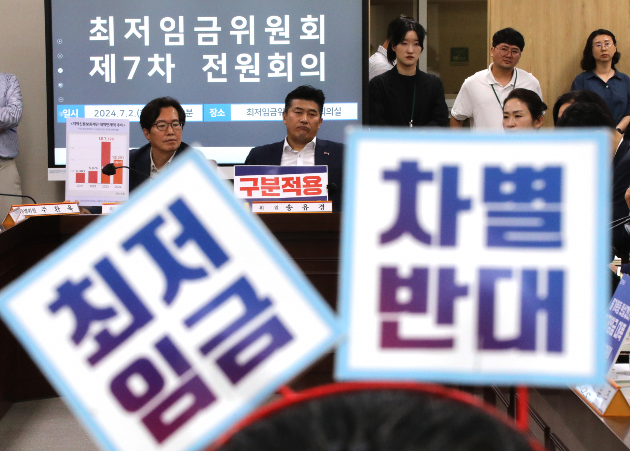 2일 오후 정부세종청사 최저임금위원회 회의실에서 열린 제7차 전원회의에서 사용자위원 측은 '최저임금의 구분적용 시행'을 요구하고 있고 근로자위원 측은 '최저임금의 적용대상 확대'를 주장하고 있다. [연합]