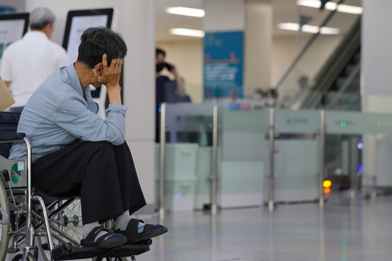 송파구 서울아산병원에서 환자가 대기하고 있다. [연합]