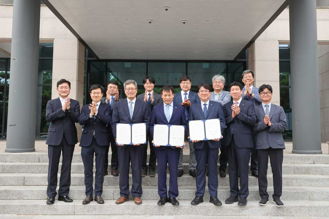 정성택 전남대 총장, 정신 전남대학교병원장, 한승 대우건설 해외사업단장 등이 참석한 가운데 2일 전남대에서‘글로컬대학30’ 등 국책사업 공동 발굴 및 지역상생 지원 업무협약을 체결했다. /전남대 제공