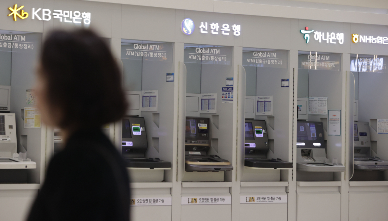 서울 한 거리에 주요 시중은행의 ATM기기가 설치돼 있다.[연합]