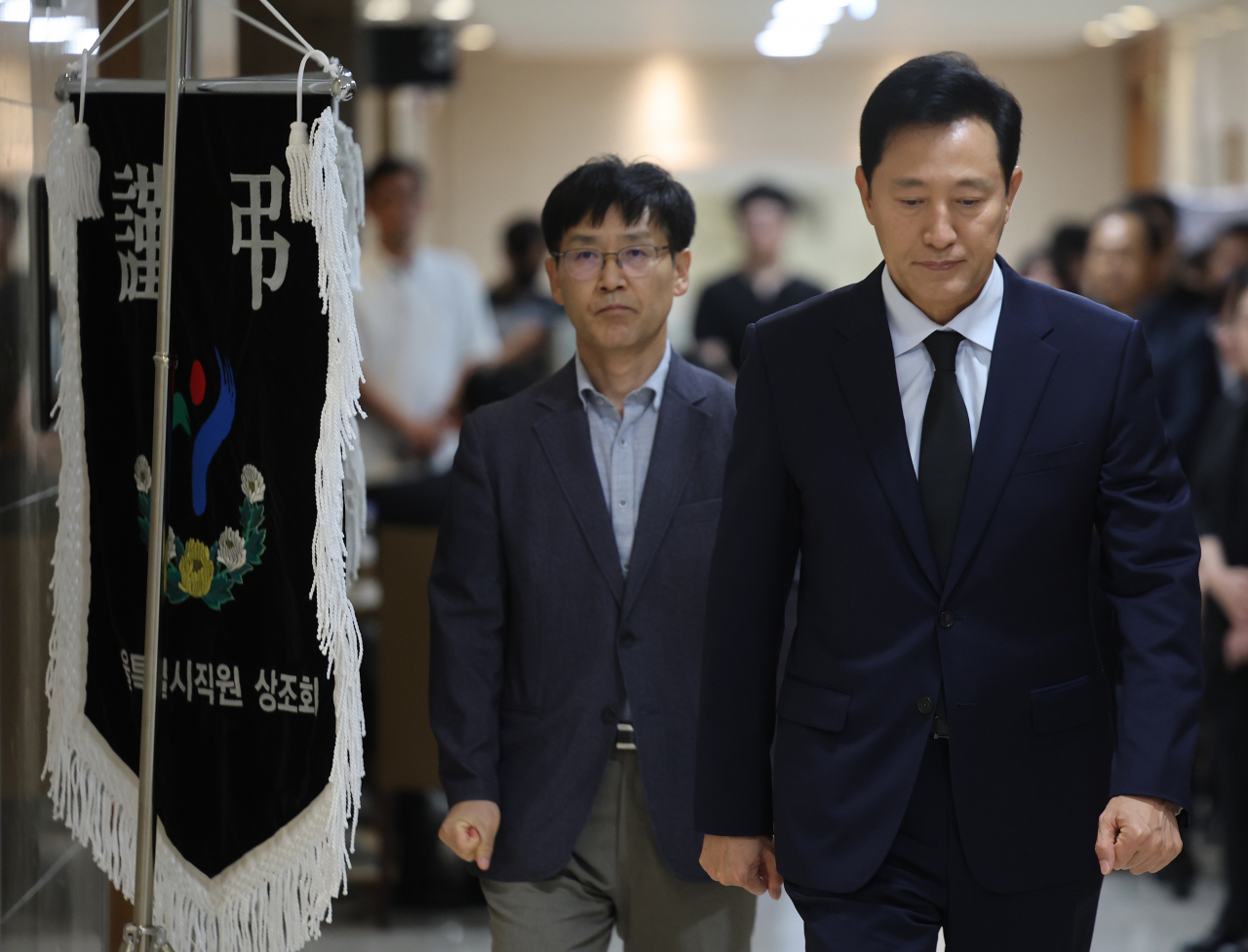 오세훈 서울시장이 시청역 인근 역주행 사고로 희생된 서울시청 직원의 빈소를 찾아 조문한 2일 오후 서울의 한 병원 장례식장에서 이동하고 있다. [연합]