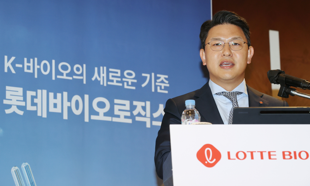 이원직 롯데바이오로직스 대표가 지난 2일 오전 서울 송파구 롯데호텔에서 기자회견을 하고 있다. 롯데바이오로직스는 이날 인천 송도 바이오 캠퍼스의 주요 시설과 사업 계획을 소개했다. [연합]