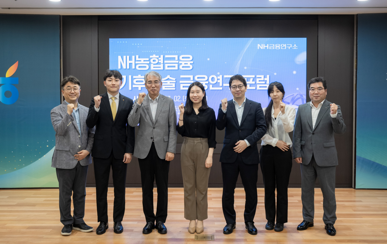 농협금융은 2일 서울 중구 본사에서 기후기술 금융연구 포럼을 개최했다. 이석준(왼쪽 세 번째) NH농협금융지주 회장, 조정래(맨 오른쪽) NH농협금융지주 미래성장부문 부사장 및 포럼 강연자들이 기념촬영을 하고 있다. [NH농협금융 제공]