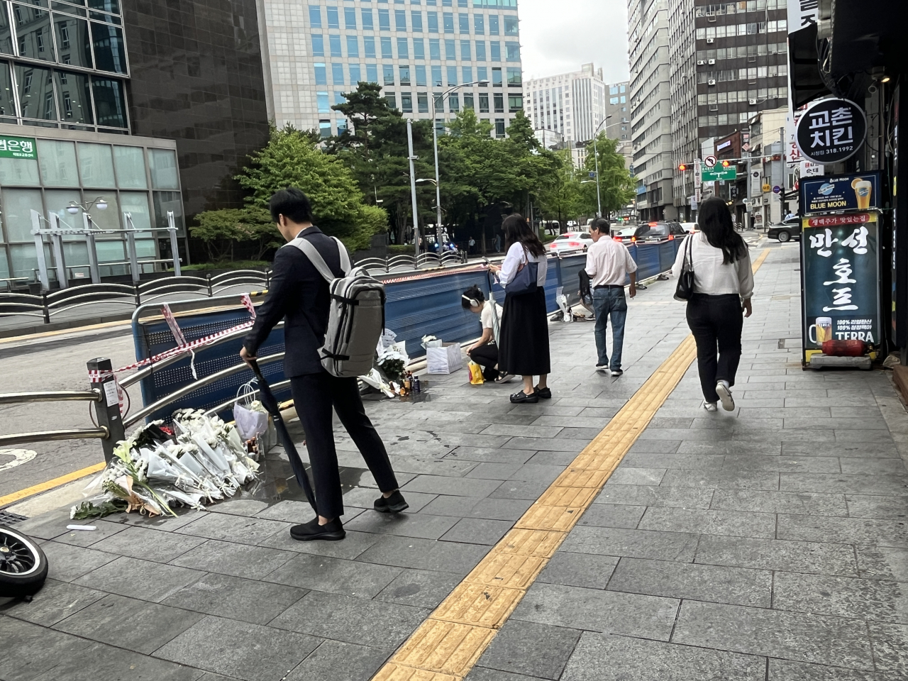 3일 오전 6시께부터 지난 1일 밤 9명이 숨지는 역주행 참사가 벌어진 시청역 인근 사고지점에 시민들이 들러 헌화하고 묵념하고 있다. 김민지 수습기자.