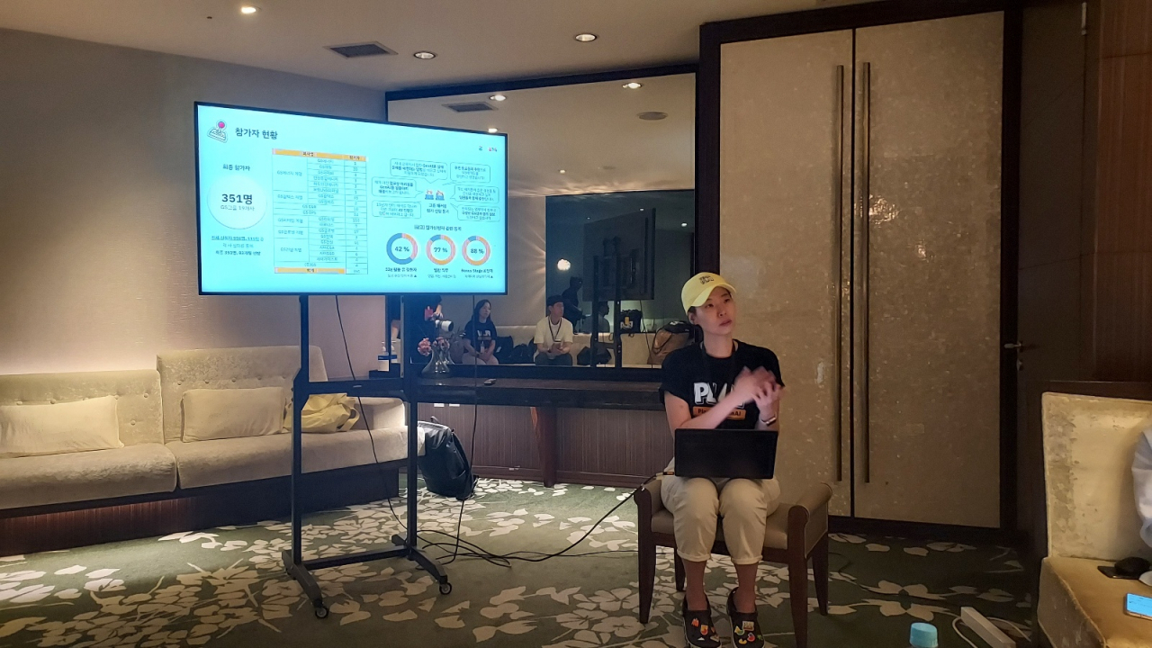 3일 오전 인터컨티넨탈 코엑스 서울에서 열린 GS 아이디어 경연 대회 ‘GS그룹 해커톤’에서 김진아 ㈜GS상무보가 행사 배경에 대해 설명하고 있다. 한영대 기자