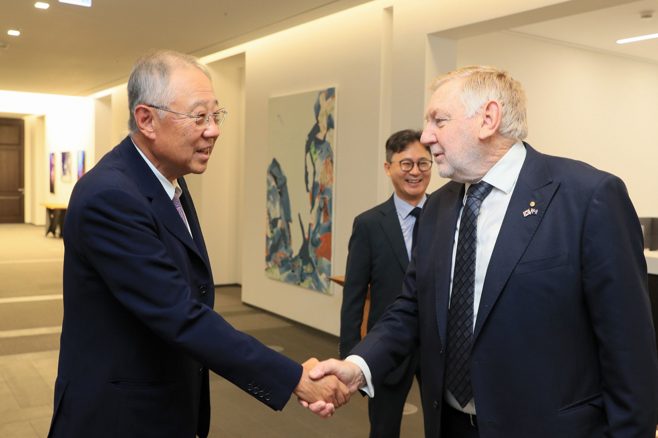 류진 한국경제인협회 회장이 3일 여의도 한국경제인협회를 방문한 마틴 퍼거슨 AKBC 회장과 악수하고 있다. [한국경제인협회 제공]