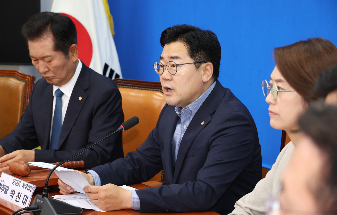 박찬대(왼쪽 두 번째) 더불어민주당 당대표 직무대행 겸 원내대표가 3일 오전 국회에서 열린 최고위원회의에서 발언하고 있다. [연합]