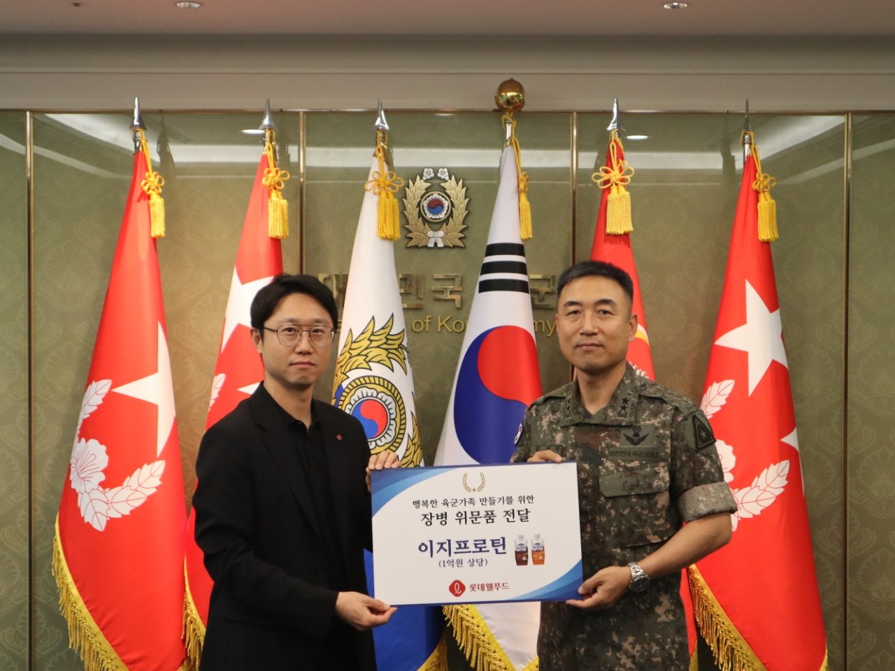 지난 2일 서울 용산구 로카우스 호텔에서 진행된 ‘행복한 육군 가족 만들기’ 위한 장병 위문품 전달식에서 홍종현(왼쪽) 롯데웰푸드 푸드마케팅1부문장과 김진익 육군본부 인사참모부장이 기념 사진을 촬영하고 있다. [롯데웰푸드 제공]