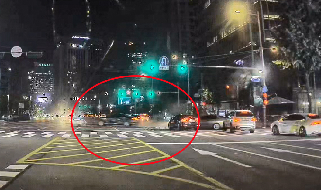 1일 밤 대형 교통사고가 발생한 서울 시청역 인근 교차로에서 대기 중이던 차량 블랙박스에 기록된 사고 상황. [연합]
