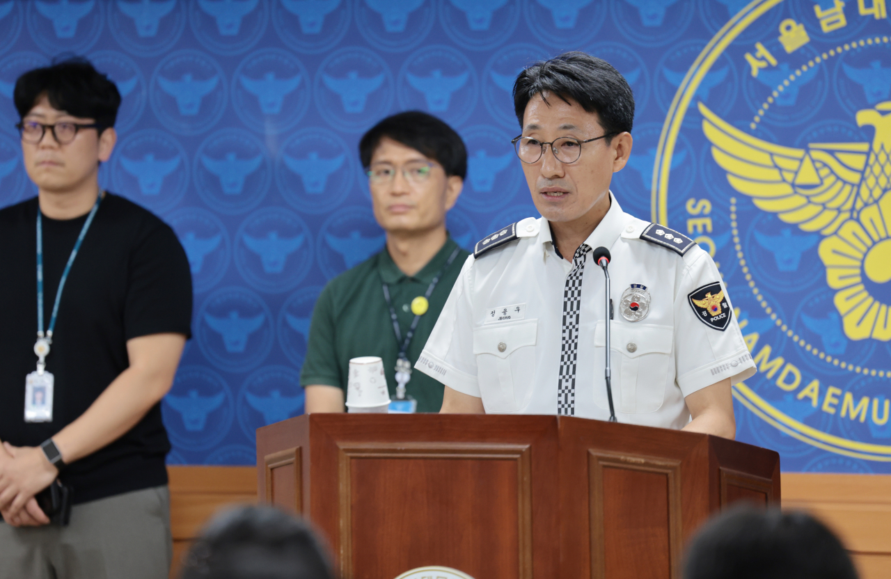 정용우 남대문경찰서 교통과장이 2일 오전 서울 남대문경찰서에서 전날 밤 발생한 시청역 인근 교통사고 관련 브리핑을 하고 있다. 경찰과 소방당국에 따르면 이 사고로 9명이 숨지고 4명이 다쳤다. 사망자 9명 중 6명은 현장에서 사망했고, 3명은 심정지 상태로 병원에 이송됐다가 사망 판정을 받았다. [연합]