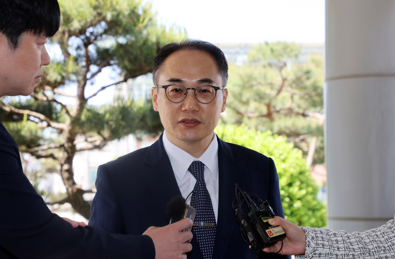 이원석 검찰총장이 전주지검 정읍지청 앞에서 취재진 질문을 받고 있다. 연합뉴스