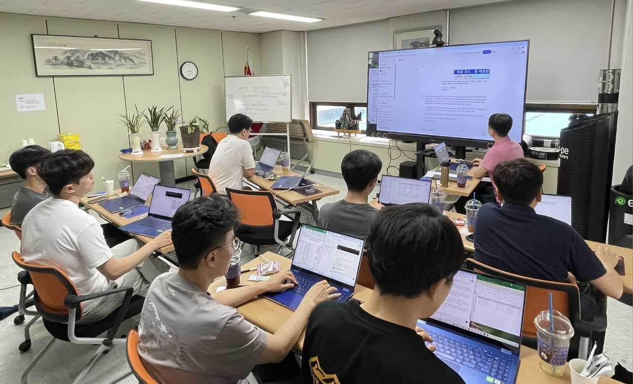 광주 지역 제조업 분야에서 챗GPT(Chat GPT)를 활용한 데이터 분석으로 품질과 생산 효율성을 높이는 인공지능(AI) 교육 프로그램이 호응을 얻고 있다.