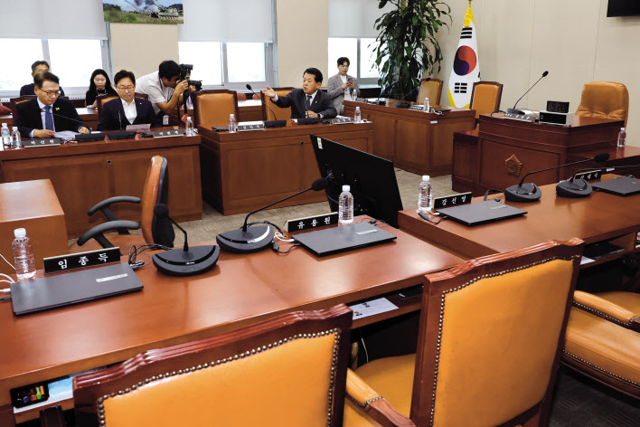3일 오전 개의할 예정이었던 국회 국방위원회 전체회의가 취소된 가운데 김병주 더불어민주당 의원 등 야당 의원들이 국회 국방위 회의장에 들어와 있다. 김병주 의원의 ‘정신 나간 여당’ 발언으로 여야가 대치하는 가운데, 국민의힘은 사과를 요구하며 이날 오전 예정된 국방위 전체회의 개회를 취소했다. [연합]
