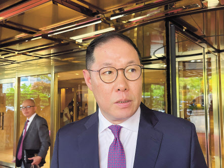조현상 HS효성 부회장이 지난 1일 서울 소공동 롯데호텔에서 열린 ‘한·베트남 비즈니스 포럼’에서 기자들의 질문에 답하고 있다. [공동취재단]