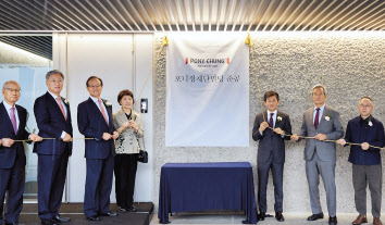 김진현(왼쪽부터) 전 포니정재단 이사장, 최중경 포니정재단 이사, 주선회 포니정재단 이사, 박영자 여사(고 정세영 HDC그룹 명예회장 부인), 정몽규 포니정재단 이사장, 정몽준 아산재단 이사장, 최욱 원오원건축사무소 대표가 2일 준공 기념 제막식에서 포즈를 취하고 있다. [포니정재단 제공]