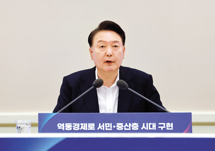윤석열 대통령이 3일 서울 종로구 청와대 영빈관에서 열린 ‘하반기 경제정책방향 및 역동경제 로드맵 발표’행사에서 발언하고 있다. [연합]