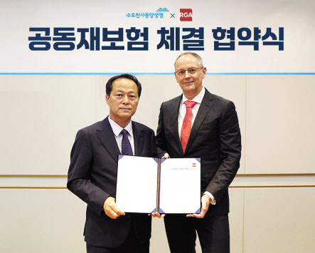 이문구(왼쪽) 동양생명 대표이사와 개스톤 노시터 아시아 태평양 지역 금융재보험 총괄 부사장이 체결식 후 기념촬영을 하고 있다.
